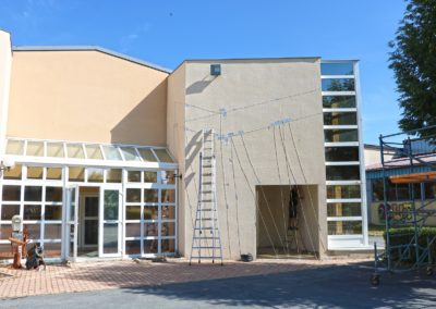 peinture sur la façade du bâtiment administratif du lycée